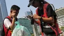 <p>Pegiat lingkungan menimbang sampah yang dikumpulkan saat mengikuti Hari Bebas Kendaraan Bermotor (HKBP) atau Car Free Day (CFD) di kawasan Bundaran HI, Jakarta, Minggu (29/10/2023). Kegiatan ini sebagai bentuk kampanye untuk mengajak warga agar peduli terhadap lingkungan dengan cara mengurangi penggunaan plastik. (Liputan6.com/Angga Yuniar)</p>