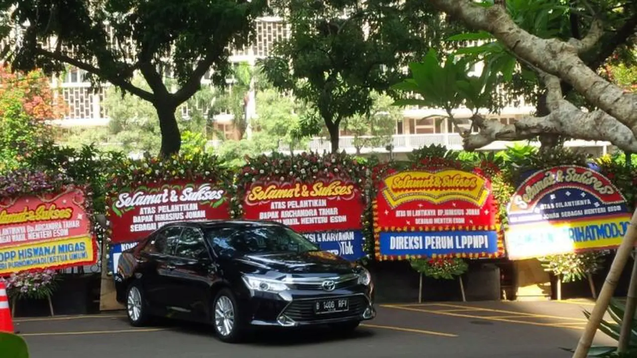 Jejeran karangan bunga memenuhi Kementerian Energi dan Sumber Daya Mineral (ESDM).