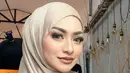 Tak jarang Nathalie tampil anggun dalam balutan hijab pashmina dengan ragam model yang menginspirasi.
