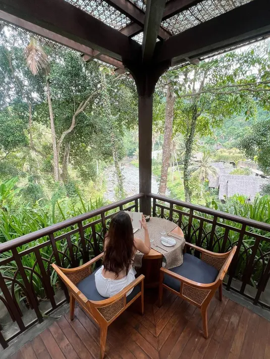 Enzy nampak sangat menikmati waktu santainya dan membaca buku jadi salah satu pilihan sang aktris. [Foto: Instagram/enzystoria]