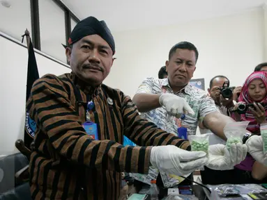 Petugas menunjukan barang bukti gelar perkara narkoba di BNNP DIY,(19/08). BNNP berhasil mengungkap kasus peredaran narkoba di Lapas narkoba Pakem dengan menetapkan 4 tersangka. (Boy Harjanto)