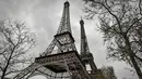 Foto yang diambil pada 1 April 2023 menunjukkan repliqua (kiri) Menara Eiffel, dipasang di dekat yang asli di Paris. (Photo by STEPHANE DE SAKUTIN / AFP)