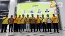 Ketua Umum Partai Golkar Airlangga Hartarto dan Ketua Umum Golkar Bidang Pemenangan Pemilu Ridwan Kamil berpose saat membuka Kuliah Umum Partai Golkar di Golkar Institute, Jakarta, Senin (13/3/2023). (Liputan6.com/Johan Tallo)