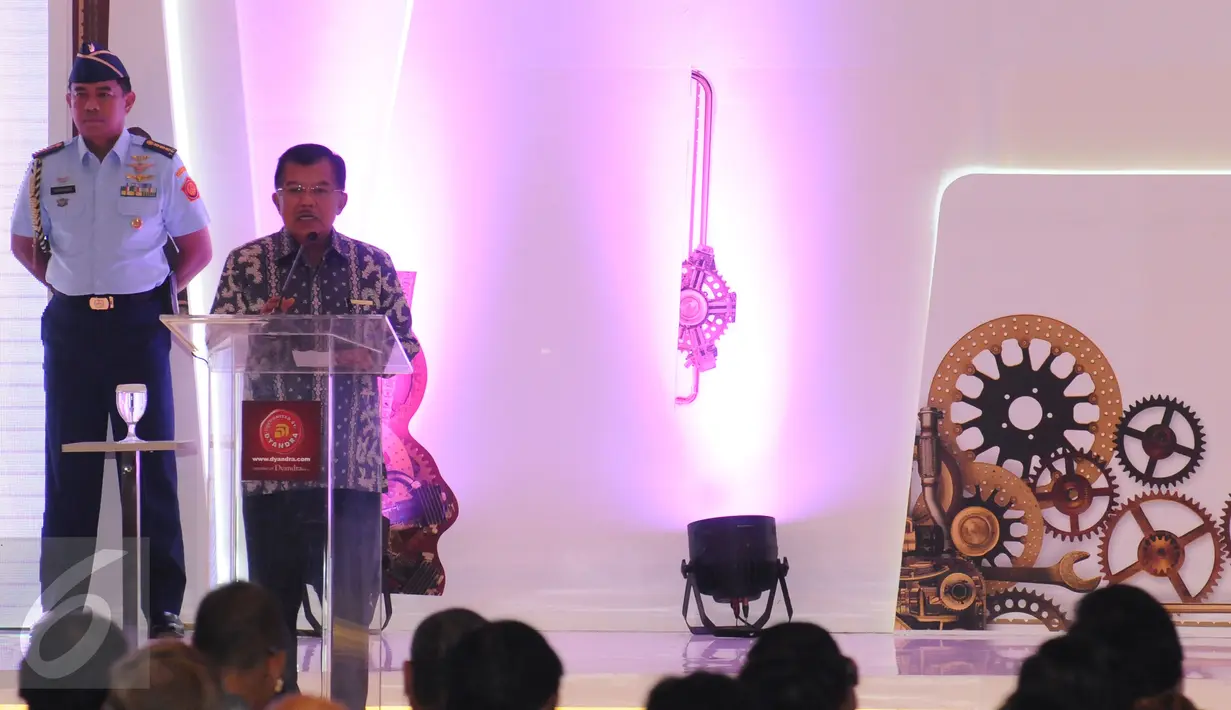Wakil Presiden, Jusuf Kalla memberikan sambutan jelang membuka secara resmi Indonesia Internasional Motor Show (IIMS) 2017 di Jakarta, Kamis (27/4). IIMS 2017 akan berlangsung hingga 7 Mei 2017. (Liputan6.com/Helmi Fithriansyah)