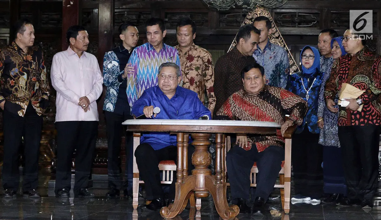 Ketua Umum Partai Demokrat Susilo Bambang Yudhoyono dan Ketum Partai Gerindra Prabowo Subianto jelang jumpa pers di Kediaman SBY di Cikeas, Bogor, Kamis (27/7). Mereka akan terus meningkatkan komunikasi dan kerja sama. (Liputan6.com/Herman Zakharia)
