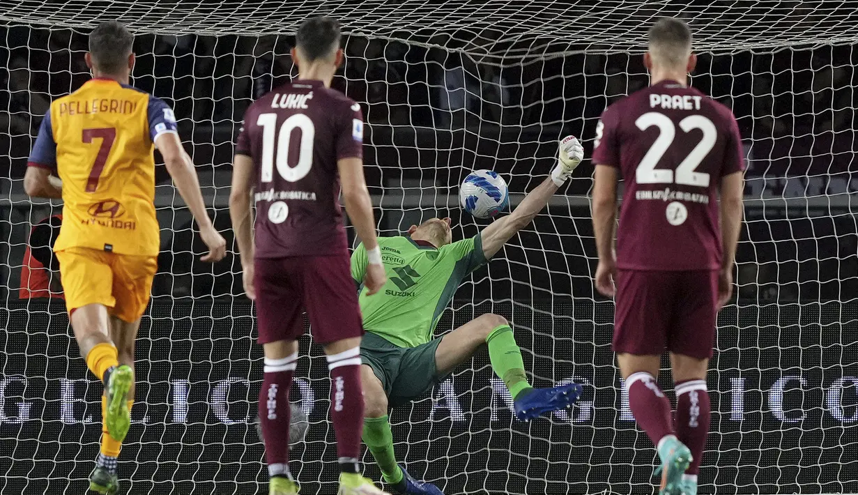 <p>Kiper Torino, Etrit Berisha gagal menahan bola tendangan penyerang AS Roma, Tammy Abraham saat pertandingan lanjutan Liga Serie A Italia di Stadion Olimpiade di Turin, Italia, Sabtu (21/5/2022). Tammy Abraham mencetak dua gol dan mengantar Roma menang telak atas Torino 3-0. (Spada/LaPresse via AP)</p>