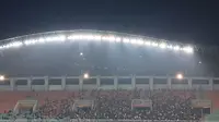 Suporter Persija Jakarta hadir di Stadion Pakansari saat laga tandang melawan Persikabo 1973, Minggu (9/7/2023) malam WIB. (Bola.com/Muhammad Adi Yaksa)