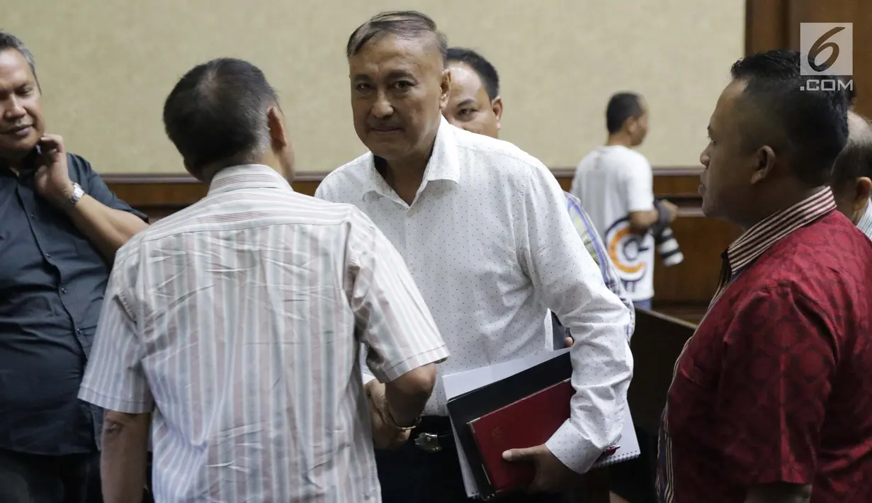 Terdakwa kasus dugaan korupsi proyek pengadaan e-KTP yang juga anggota komisi VIII DPR dari fraksi Partai Golkar, Markus Nari usai menjalani sidang lanjutan di Pengadilan Tipikor, Jakarta, Rabu (20/8/2019). Sidang mendengar eksepsi terdakwa atas dakwaan JPU KPK. (Liputan6.com/Helmi Fithriansyah)