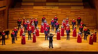 Penampilan Batavia Madrigal Singers (BMS) di bawah naungan konduktor Avip Priatna mempersembahkan konser bertajuk Batavia Madrigal Singers in Concert di Sota Concert Hall, Singapura. (Liputan6.com/HO/The Resonanz Music Studio).