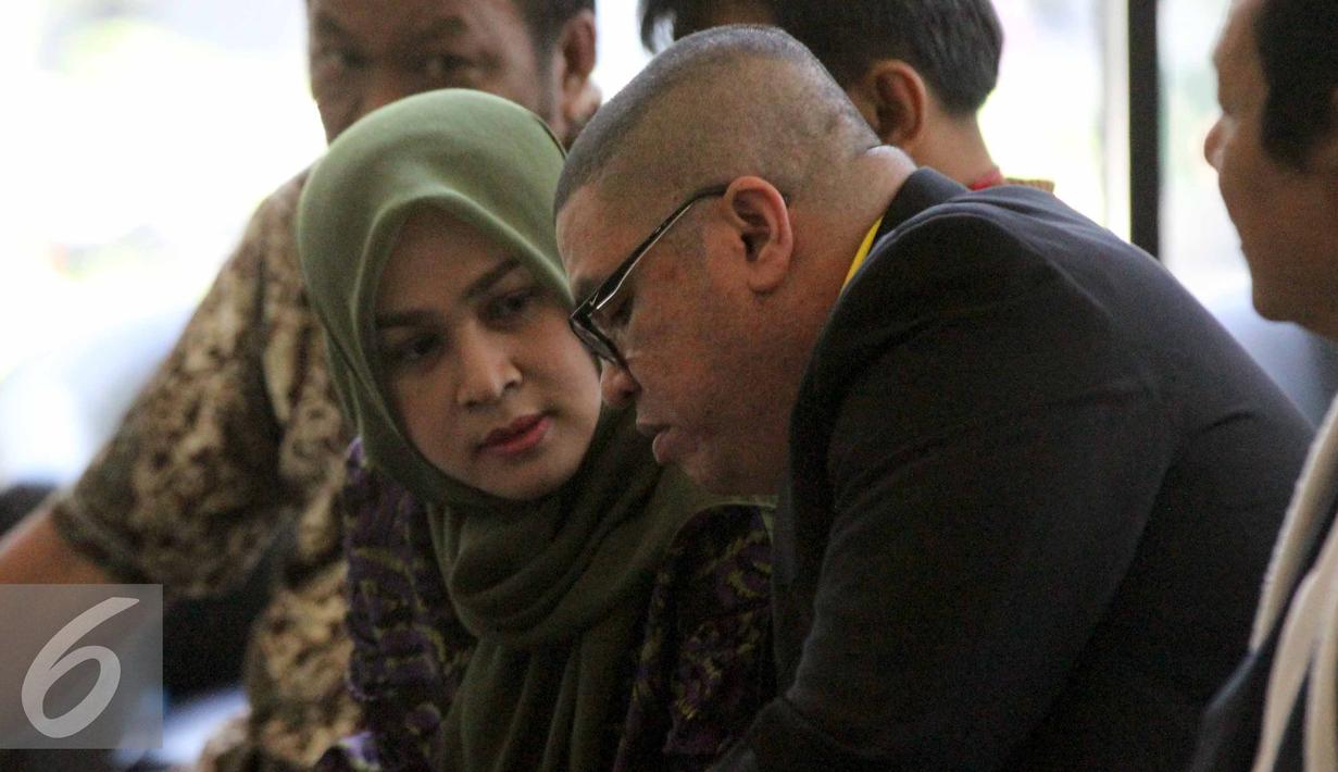 Evy Susanti menunggu di Lobi KPK untuk menjalani pemeriksaan Jakarta, Senin (3/8/2015) Gatot dan Evy diperiksa sebagai tersangka kasus dugaan suap hakim PTUN Medan. (Liputan6.com/Helmi Afandi)