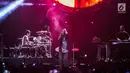 Aksi panggung band Incubus asal Amerika Serikat saat menggelar konser di Jakarta, Rabu (7/2). Konser musik ini bertajuk Incubus Live In Jakarta. (Liputan6.com/Faizal Fanani)