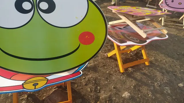Ragam contoh karetker unik yang biasa digunakan dalam background meja belajar karekter buat siswa anak usia dini.