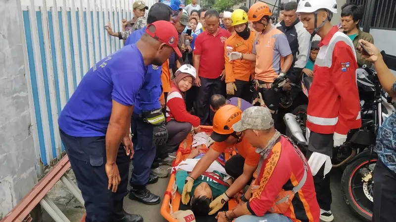 Dua orang kakak beradik jatuh ke dalam jurang di Kampung Sukasari 1, Kelurahan Sukasari, Kecamatan Bogor Timur, Kota Bogor.