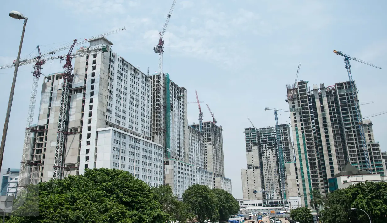 Suasana pembangunan Wisma Atlet Kemayoran, Jakarta, Rabu (22/2). Menurut Gubernur DKI Jakarta Basuki Thahaja Purnama Wisma Atlet Kemayoran dikembangkan sebanyak 10 menara. (Liputan6.com/Gempur M Surya)