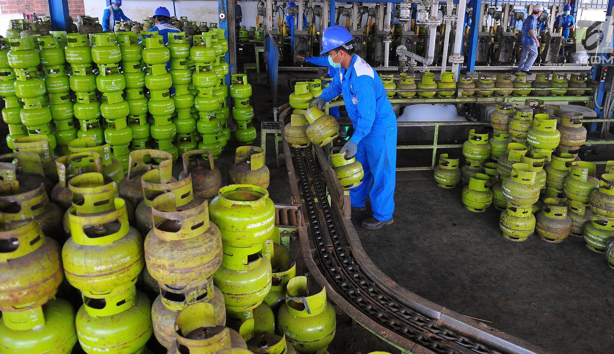 Pekerja melakukan sejumlah tahap pengisian LPG pada tabung 3 Kg di SPBE (Stasiun Pengisian Bahan Bakar Elpiji), Srengseng, Jakarta, Jumat (3/5/2019). PT Pertamina (Persero) menjamin ketersediaan LPG di bulan Ramadan dan tidak ada kenaikan harga. (Liputan6.com/Angga Yuniar)