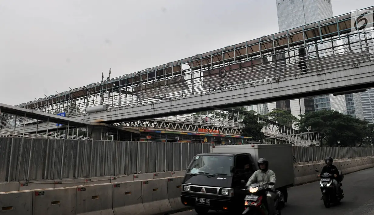 Pemandangan jembatan penyeberangan orang (JPO) yang berada di Jalan Sudirman, Jakarta, Rabu (17/4). JPO yang berada di tengah gedung-gedung perkantoran ini tidak terlihat terurus dan usang. (Merdeka.com/Iqbal Nugroho)