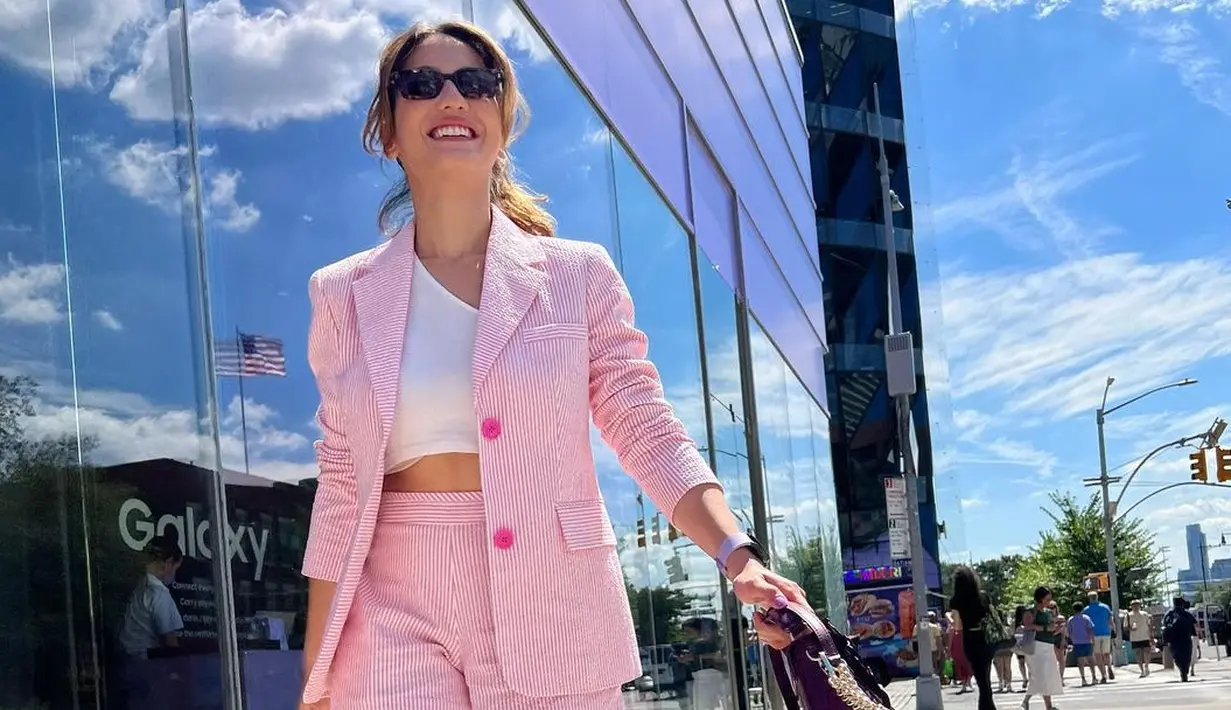 <p>Pevita Pearce tersenyum saat berjalan mengenakan blazer dan celana pendek berwarna pink dengan dalaman model crop top putih yang memperlihatkan perut ratanya serta sepatu putih. Pevita terlihat percaya diri dengan outfit yang dikenakannya. (Instagaram/pevpearce)</p>