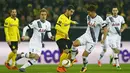 Gelandang Tottenham, Son Heung Min berebut bola dengan gelandang Dortmund, Henrikh Mkhitaryan. Tottenham hanya memiliki kesempatan dua kali upaya percobaan tendangan yang mengarah ke gawang. (Reuters/Wolfgang Rattay)