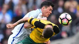 Penyerang Lithuania, Nerijus Valskis, duel udara dengan bek Inggris, Michael Keane. Inggris mendominasi pertandingan dengan penguasaan bola hingga 68 persen sementara Lithuania hanya 32 persen. (AFP/Glyn Kirk)