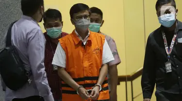 Mantan Dirut Perumda Pembangunan Sarana Jaya, Yoory Corneles Pinontoan (tengah) digiring petugas di Gedung KPK, Jakarta, Kamis (27/5/2021). Yoory merupakan tersangka dugaan korupsi pengadaan tanah terkait program pembangunan rumah DP Rp 0,- di Munjul Pondok Ranggon. (Liputan6.com/Helmi Fithriansyah)