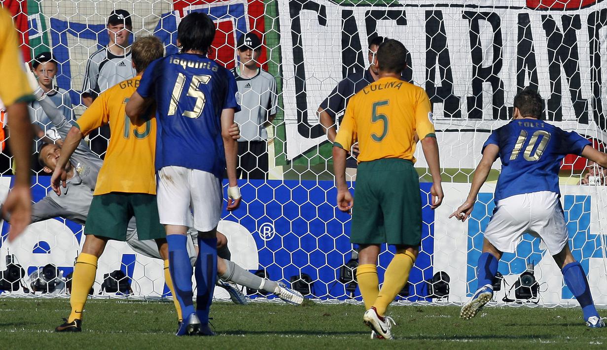 Australia. Termasuk Piala Dunia 2022, Australia telah lolos sebanyak 6 kali ke putaran final Piala Dunia, semuanya mewakili Asia (AFC). Sebagai catatan, Australia yang kini menjadi anggota AFC sebelumnya telah dua kali berpindah konfederasi dari Oceania (OFC) ke Asia (AFC). Dalam 5 edisi sebelumnya, 1974 dan 2006 hingga 2018, mereka hanya 1 kali lolos dari fase grup, yaitu di Piala Dunia 2006. Saat itu Australia tersingkir di babak kedua (16 besar) usai kalah 0-1 dari Italia lewat gol penalti di injury time oleh Francesco Totti. (AFP/Torsten Blackwood)