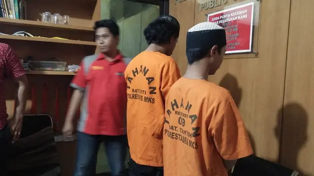Pelaku dugaan pencabulan terhadap bocah SD di Makassar tampak menggunakan peci berwana putih (Liputan6.com/ Eka Hakim)