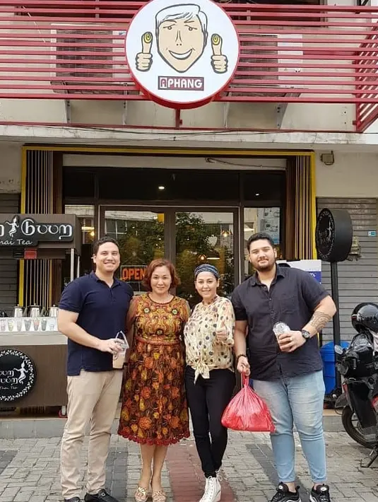 Abel dan Nigel sempat menemani sang ibu di beberapa kesemaptan. Bahkan Meriam Bellina pernah mengajak buah hatinya menghadiri salah satu acara di dunia hiburan. (Foto: Instagram.com/bellinamer)