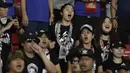 Suporter Thailand memberi dukungan saat melawan Indonesia pada laga kualifikasi Piala Dunia 2022 di SUGBK, Jakarta, Selasa (10/9). Indonesia takluk 0-3 dari Thailand. (Bola.com/M Iqbal Ichsan)