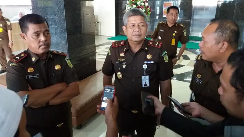 Kajati Sulsel, Firdaus Dewilmar dimutasi usai beri penangguhan penahanan terhadap eks buron dugaan korupsi sewa lahan negara, Soedirjo Aliman alias Jentang (Liputan6.com/ Eka Hakim)