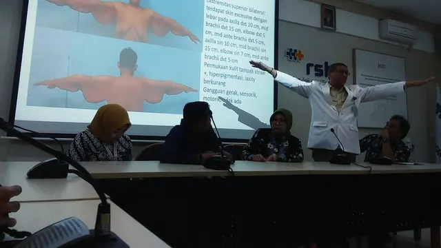 Ketua Tim Dokter Operasi Bedah Plastik Arya Permana, Hardisiswo Soedjana, memberikan penjelasan tahapan rencana operasi untuk pasien Arya Permana (Foto: Arie Nugraha/Liputan6.com)