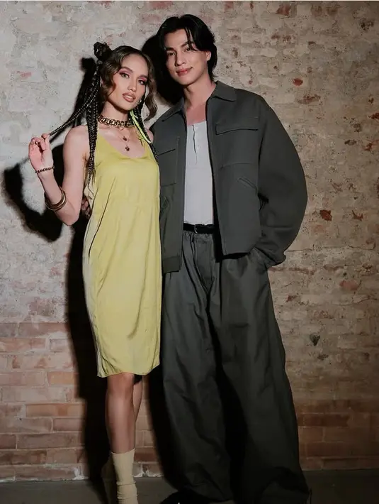 Tidak hanya melihat koleksi busana terbaru brand tersebut, Cinta pun bertemu langsung dengan artis asia lainnya. Misalnya saja ia berfoto hingga dirangkul oleh selebritis Thailand, Kanawut yang mengenakan setelan abu-abu. [@claurakiehl]