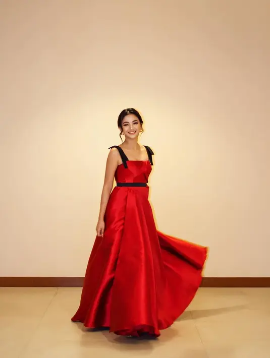 Cantiknya Glenca dibalut dress merah bertali hitam. Dress ini membalut tubuhnya dengan amat baik. [Foto: Instagram/glencachysaraofficial]