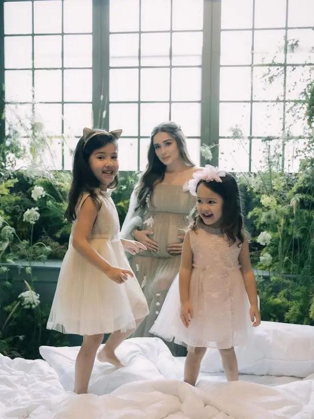 9 Gaya Maternity Shoot Yasmine Wildblood Kompak Kenakan Dress Bersama Kedua Putrinya, Semuanya Cantik Bak Bidadari