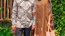 Anang Hermansyah mengenakan kemeja lengan panjang motif batik, sementara itu Ashanty dengan midi dress dipadukan heels. [@ashanty_ash]