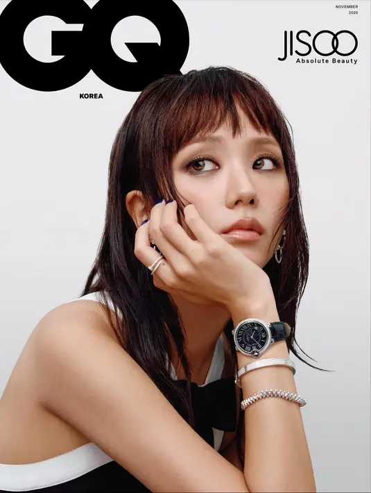 Tampilan Jisoo didominasi oleh permainan kontras antara keanggunan dan ketegasan. Rambutnya dipotong dengan gaya micro bangs yang tegas, menciptakan kesan modern dan sedikit rebellious.  [@sooyaaa__].