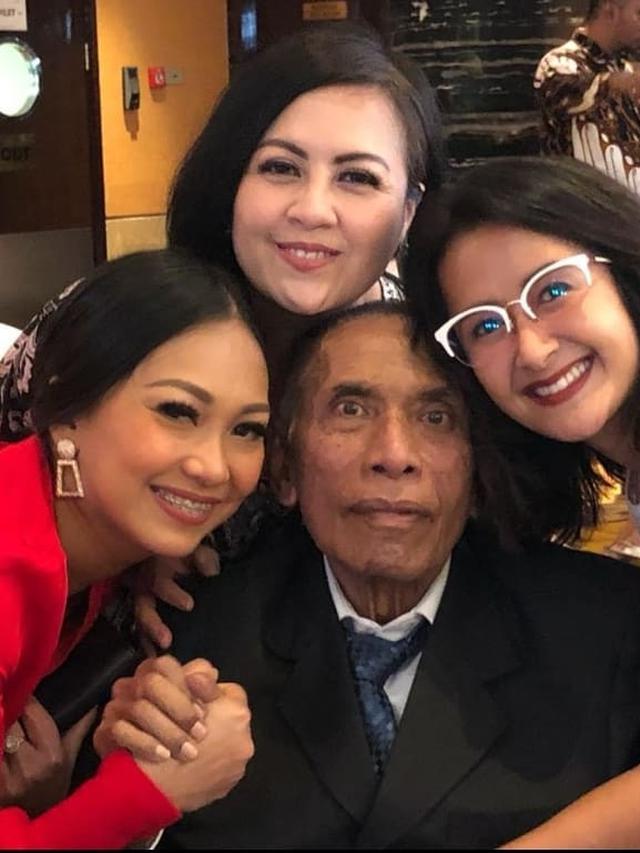Chris Pattikawa bersama personel Be3. (Foto: Dok. Instagram @widimulia)