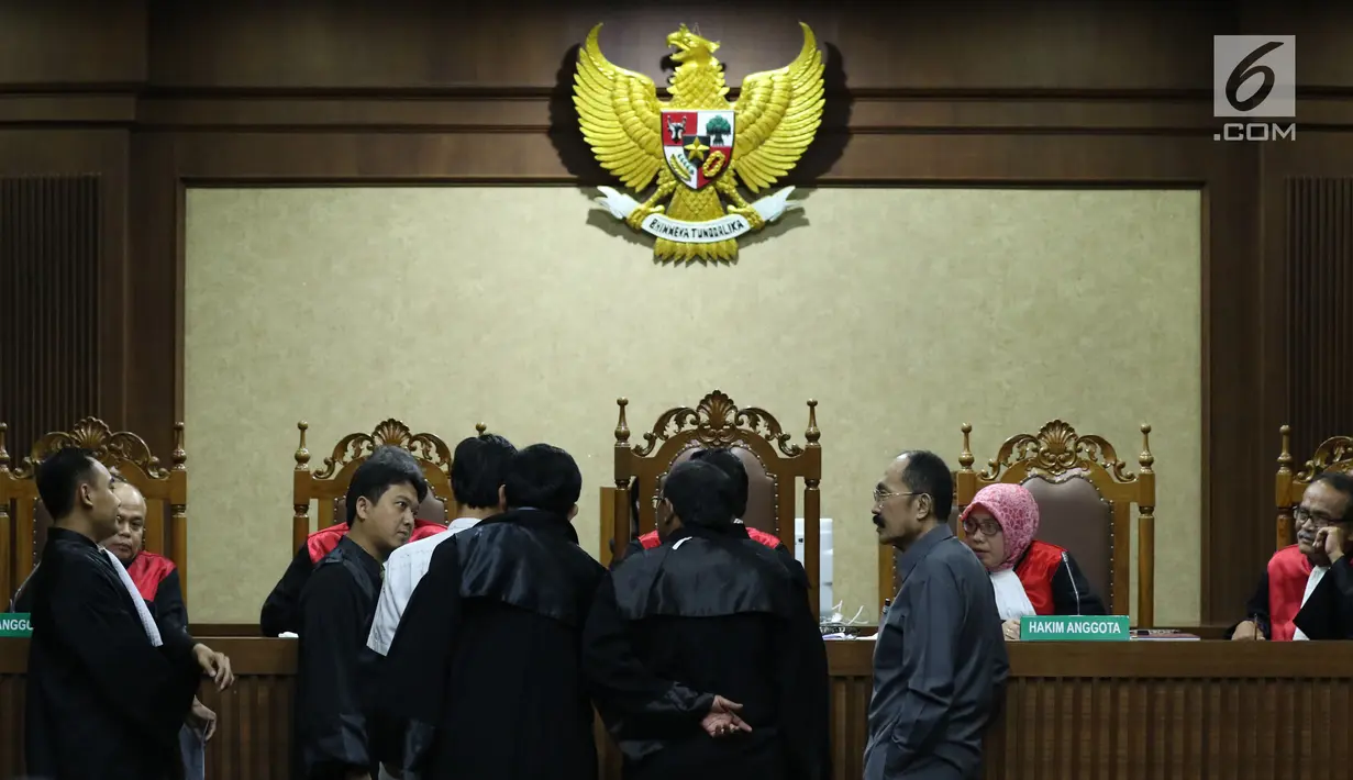 Terdakwa dugaan merintangi penyidikan korupsi e-KTP, Fredrich Yunadi (ketiga kanan) bersama penasehat hukumnya dan JPU KPK di hadapan majelis hakim saat sidang lanjutan di Pengadilan Tipikor, Jakarta, Senin (30/4). (Liputan6.com/Helmi Fithriansyah)