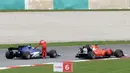 Vettel menghentikan mobil Pascal dan meminta ditumpangi menuju pit setelah kecelakaan pada balapan Formula One Malaysia Grand Prix, Sepang, (01/10/2017). Vettel akhirnya finis pada posisi keempat. (AFP/Roslan Rahman)