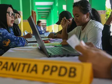 Wali siswa calon peserta didik baru mengajukan pembuatan akun Penerimaan Peserta Didik Baru (PPDB) di SD Grogol Selatan 08, Jakarta, Senin (20/5/2024). (Liputan6.com/Angga Yuniar)