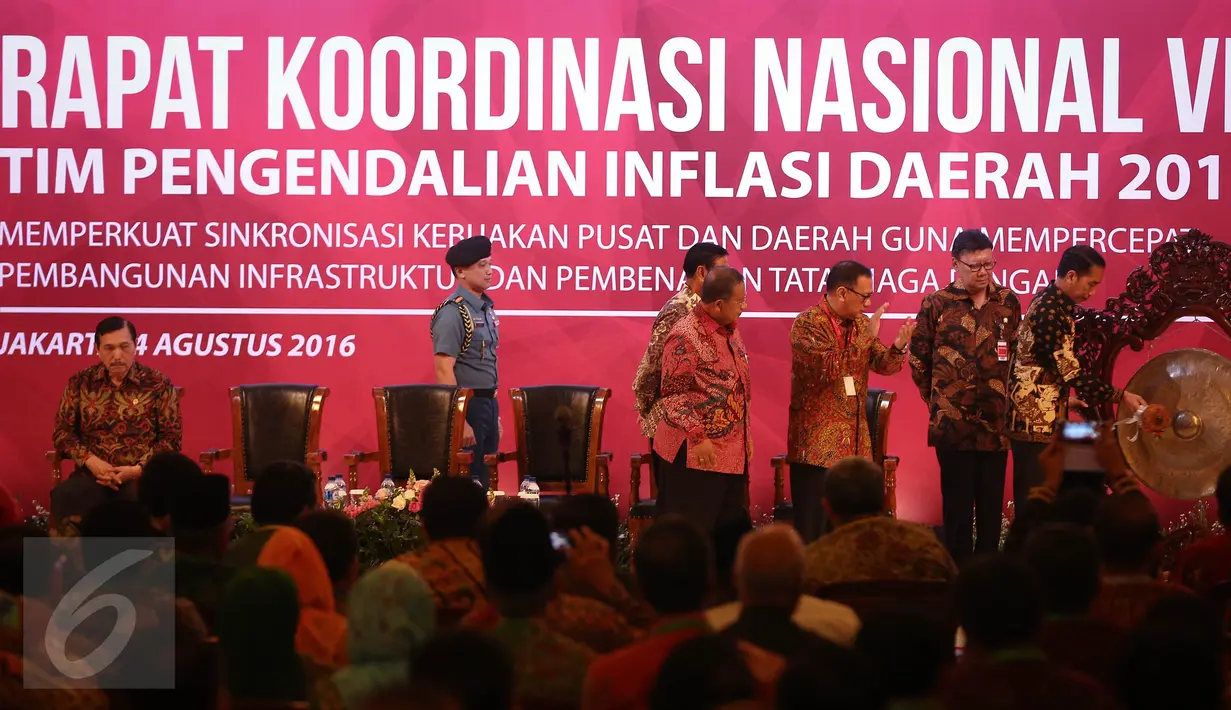 Presiden Jokowi memukul gong sebagai tanda dibukanya Rapat Koordinasi Nasional (Rakornas) ke-7 Tim Pengendalian Inflasi Daerah (TPID) Tahun 2016 di Jakarta, Kamis (4/8). Kegiatan ini diikuti seluruh pejabat pemerintah daerah. (Liputan6.com/Faizal Fanani)
