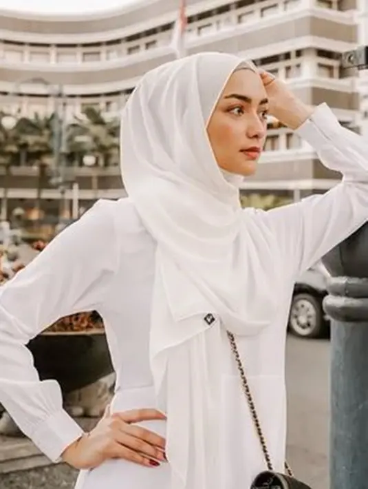 Wanita yang tengah hamil besar tersebut tetap tampil modis dan kekinian dengan setelah gamis panjang berwarna putih. Ia juga memakai jilbab dengan warna yang sama.(Liputan6.com/IG/@citraciki)