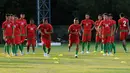 Timnas Indonesia U-23 kembali melakukan latihan di Lapangan Sutasoma Halim Perdanakusuma, Jakarta, Sabtu (23/5/2015). Tampak, kapten timnas U-23, Manahati Lestusen (13) beradu cepat berlari dengan Hendra Adi Bayauw. (Liputan6.com/Helmi Fithriansyah)