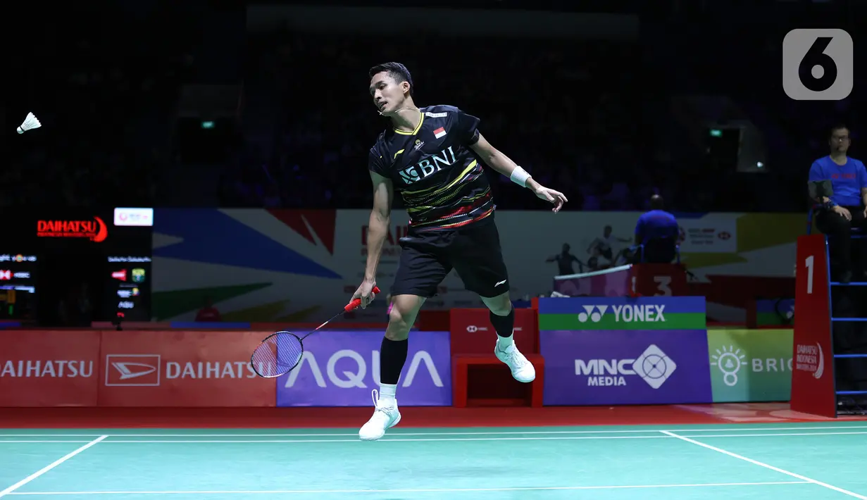 Wakil Indonesia lebih dulu mendapat game point opportunity di kedudukan 20-15. Koleksi angkanya nyaris dikejar oleh Lu Guang Zu, tetapi Jonatan Christie berhasil menuntaskan game pembuka lewat keunggulan 21-19. (Bola.com/M. Iqbal Ichsan)