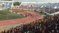Suporter Myanmar memberi dukungan kepada kiper Thailand saat babak adu penalti melawan Timnas Indonesia U-19. (Bola.com/Aning Jati)