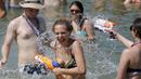 Sejumlah peserta asik bermain air di sungai Danube selama festival musik Sziget, Budapest , Hongaria, Rabu (12/8/ 2015). Festival ini diselenggarakan karena suhu panas yang melanda Hongaria dengan suhu hingga 38 derajat. (REUTERS/Laszlo Balogh)