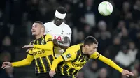 Sementara itu Vitesse sendiri sempat memperkecil ketinggalan lewat gol yang dicetak oleh Rasmussen dan Matus Bero. (AP/Frank Augstein)