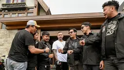 Belum lama ini, geng Bedain juga sudah memulai tur bersama dengan mengendarai motor besar (moge). Potret mereka saat touring menunjukkan kebersamaan yang penuh semangat dan canda tawa. Tak hanya aksi touring, mereka juga memperkenalkan jargon khas yang menggelitik, "Bedain? Gak Beda Beda Amat." (Liputan6.com/IG/@andreastaulany)