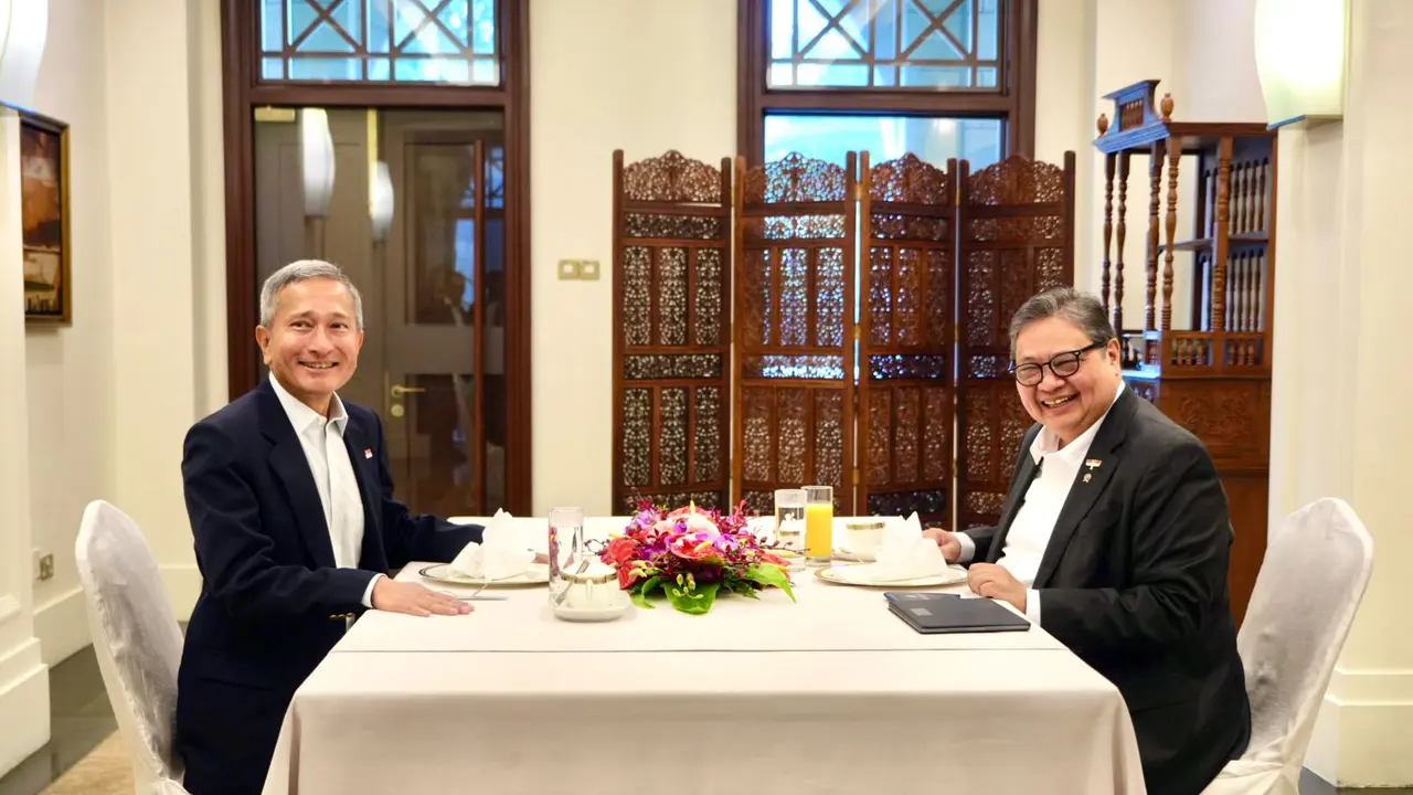 Menko Bidang Perekonomian Airlangga Hartarto melakukan pertemuan bilateral dengan Minister of Foreign Affairs Singapore Vivian Balakrishnan, pada Selasa, 18 November 2025. (Foto: Istimewa)