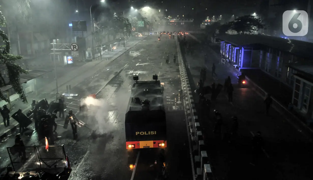 Aparat kepolisian berupaya membubarkan massa di kawasan Harmoni, Jakarta, Kamis (8/10/2020). Polisi berhasil membubarkan unjuk rasa ricuh yang dilakukan massa penolak UU Cipta Kerja dengan tembakan gas air mata dan watercanon. (merdeka.com/Iqbal S. Nugroho)