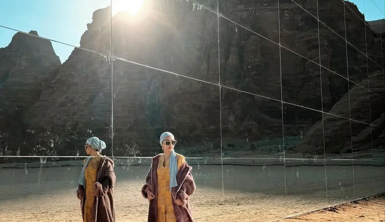 Dress kuning tersebut semakin terlihat mewah, dengan BCL memadukannya dengan coat coklat panjang. [@itsmebcl]